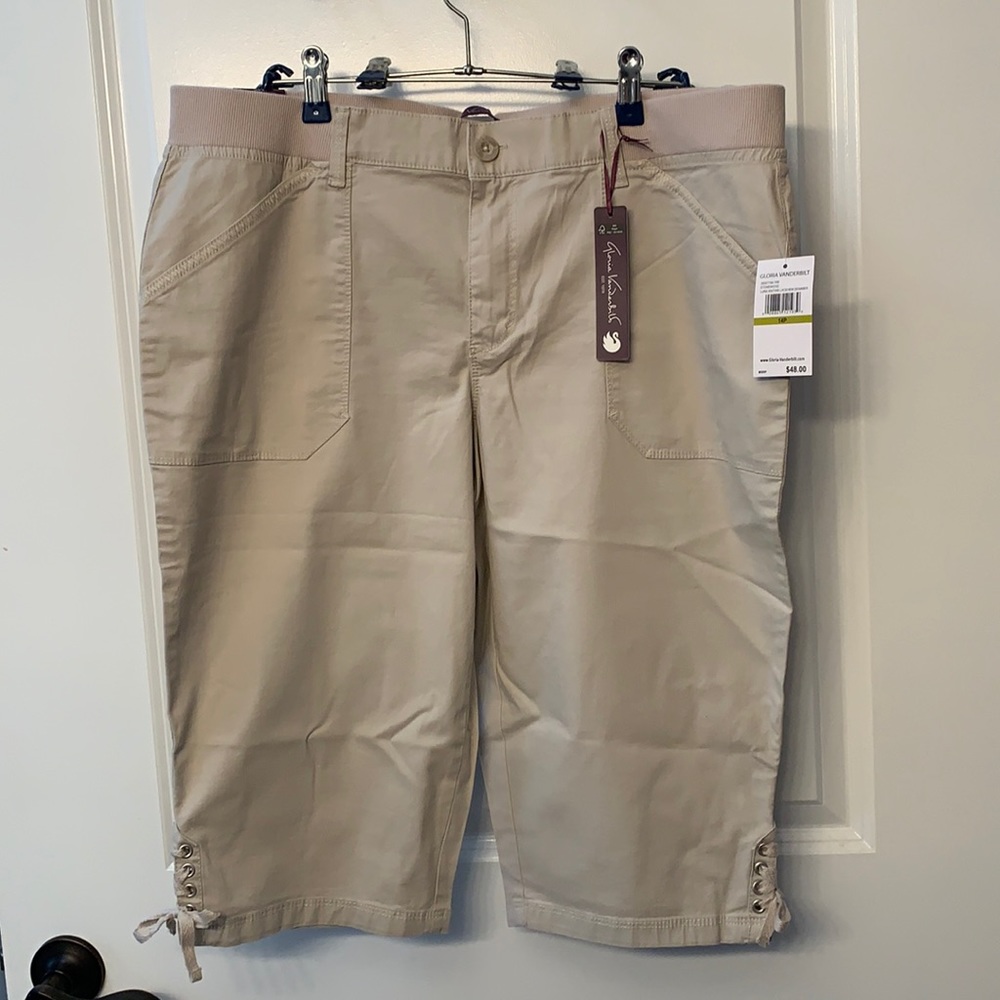 Gloria Vanderbilt laced hem Capri pant